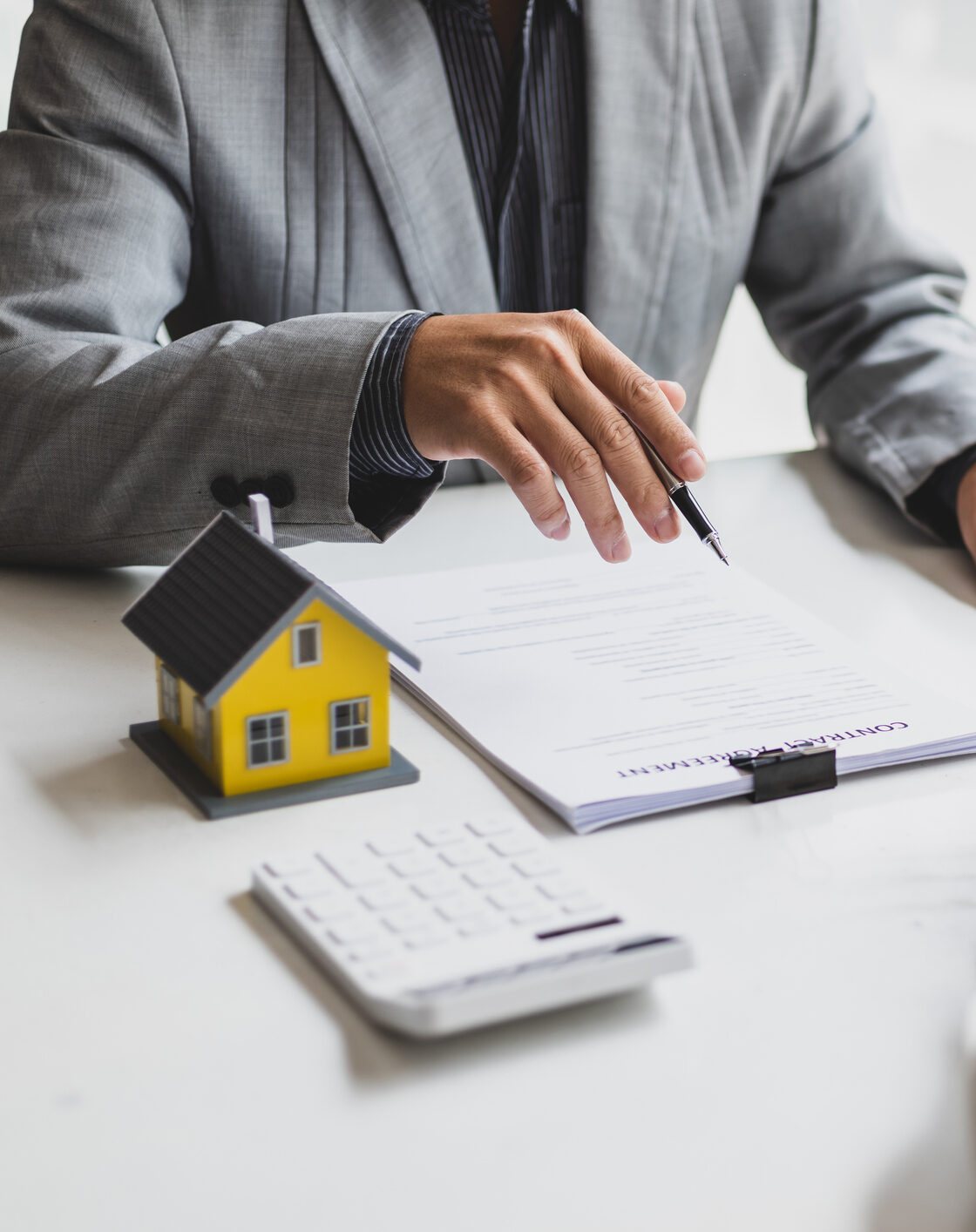 Negotiate for businessmen to legally sign home purchase agreements contract
